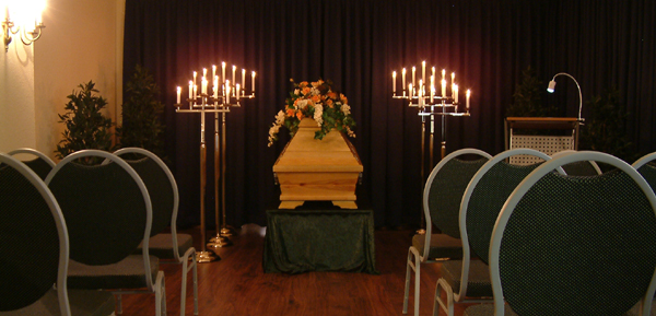 Bestattungsinstitut mit eigener Trauerhalle